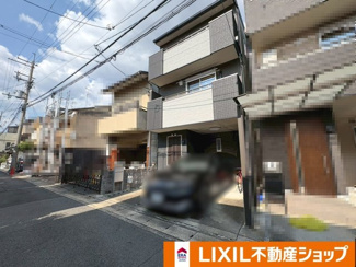 【外観】 | 太秦天神川の美宅・中古物件 | ワンボックス車駐車可＋自転車やバイクを置くスペースも充分にございます。