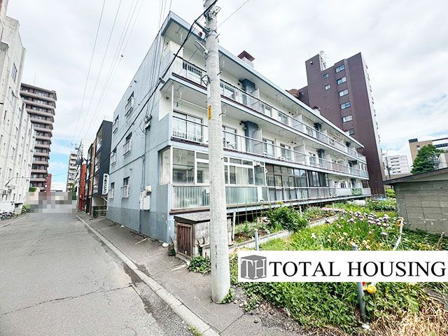 【外観】 | 南2条マンション | 落ち着いた色調とデザインが特徴の外観は、住む人の心を和ませる上品な佇まい。高級感と清潔感が漂い、安心して暮らせる住環境を実感できます。