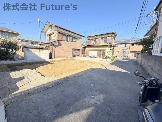 三郷市栄1丁目　新築戸建　全1棟の前面道路含む現地写真|前面道路含む現地写真です。