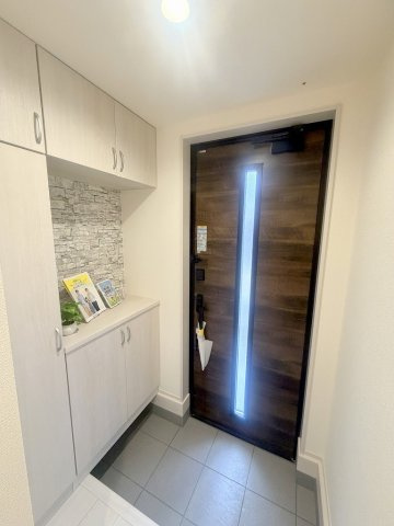 三郷市栄1丁目　新築戸建　全1棟の玄関|同施工会社の参考写真になります。