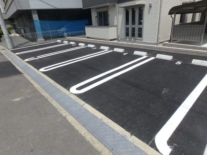 ウィルコートの駐車場