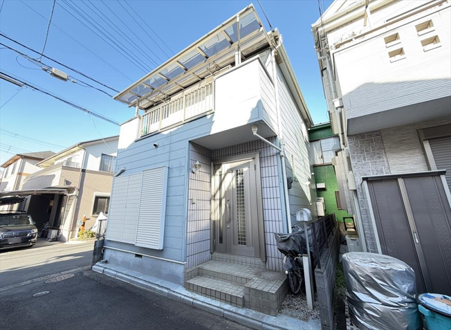 【外観】 | 新座市大和田5丁目　中古一戸建住宅　(志木本店) | 屋根付きバルコニーは、急な雨や日差しへの対策にも役立ちます。