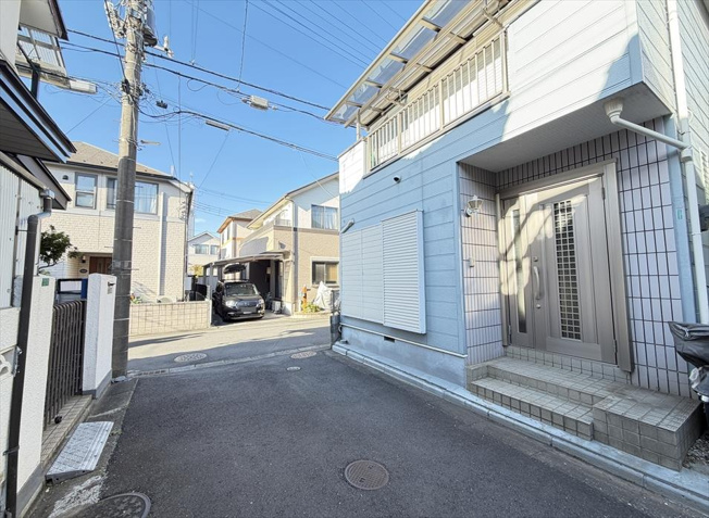 【前面道路含む現地写真】 | 新座市大和田5丁目　中古一戸建住宅　(志木本店) | 道路の先まで見通しやすい前面道路。周辺の住宅との距離感や道路の幅員など、現地で実際の様子をご確認いただけます。