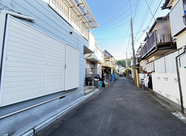 【前面道路含む現地写真】 | 新座市大和田5丁目　中古一戸建住宅　(志木本店) | 住宅が建ち並ぶ落ち着いた街並みの前面道路。周辺環境や道路の様子を確認しながら、新生活のイメージを膨らませていただけます。