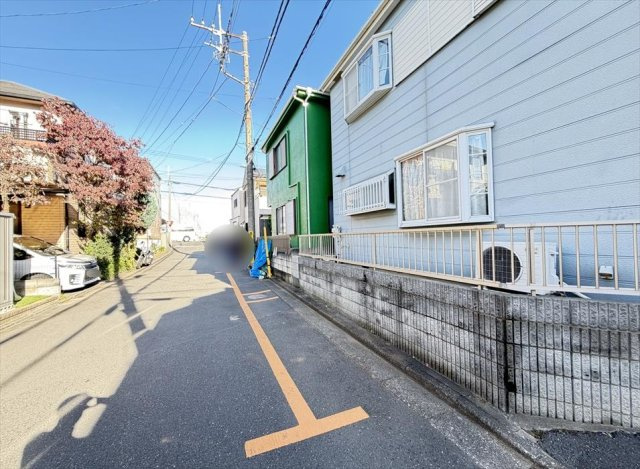 【前面道路含む現地写真】 | 新座市大和田5丁目　中古一戸建住宅　(志木本店) | 建物沿いに広がる前面道路。周辺には戸建住宅が建ち並ぶ住宅街で、落ち着いた住環境が広がります。