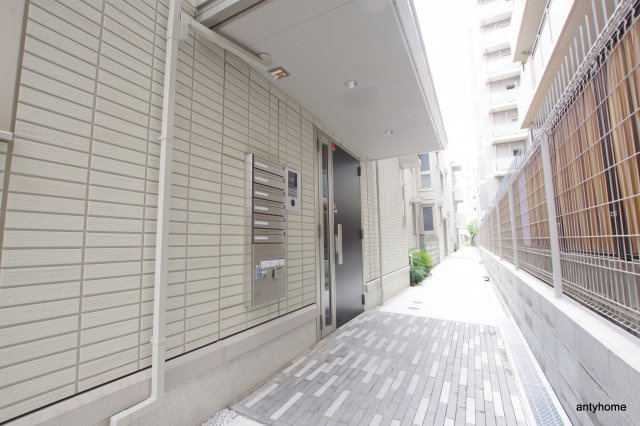 EL・SERENO江坂WESTのエントランス