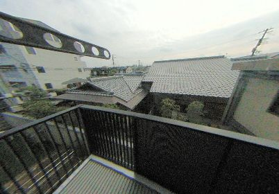 和泉市伯太町６丁目のハイツのバルコニー|暖かな日差しのふりそそぐバルコニー
