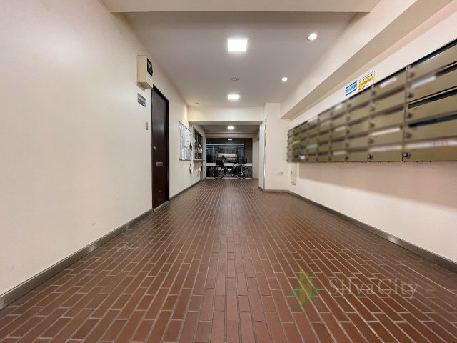 五反田コーポラスのその他共用部分|エントランスから続く共用スペース。ゆとりを感じる通路幅と落ち着いた色合いのタイル床が特徴です。毎日利用する場所だからこそ、現地でご確認ください。