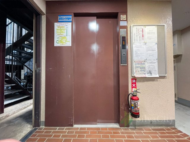 五反田コーポラスのその他共用部分|共用部にはエレベーターを完備。重い荷物やまとめ買いした食料品を運ぶ際にも便利で、毎日の移動を快適にサポートします。