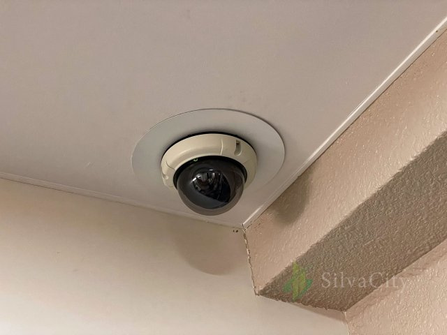 五反田コーポラスの防犯設備|共用部には防犯カメラを設置。日々の暮らしの安心感を高め、防犯面に配慮された住環境です。セキュリティを重視する方にも嬉しい設備です。