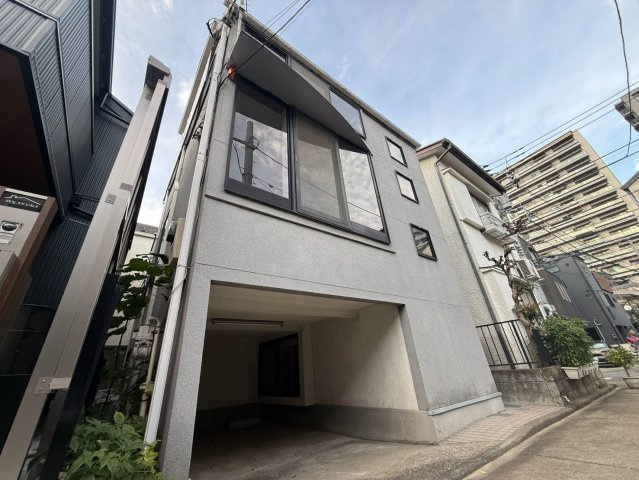 目黒区中目黒4丁目　中古戸建の外観|現地写真

現地ご見学希望・資料請求などお気軽にお問い合わせ下さい！
03-5990-5201