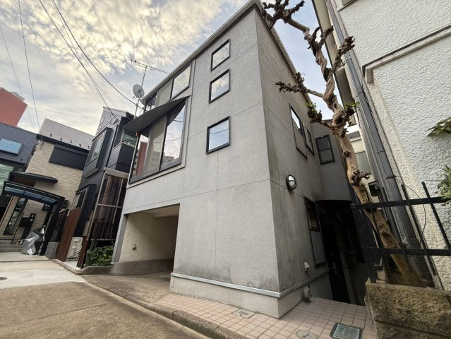 目黒区中目黒4丁目　中古戸建の前面道路含む現地写真|現地写真

現地ご見学希望・資料請求などお気軽にお問い合わせ下さい！
03-5990-5201