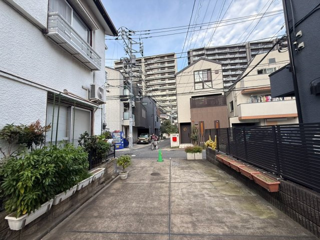 目黒区中目黒4丁目　中古戸建の前面道路含む現地写真|現地写真

現地ご見学希望・資料請求などお気軽にお問い合わせ下さい！
03-5990-5201