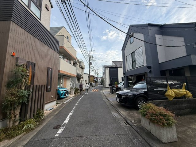目黒区中目黒4丁目　中古戸建の前面道路含む現地写真|現地写真

現地ご見学希望・資料請求などお気軽にお問い合わせ下さい！
03-5990-5201