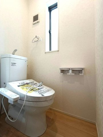 三郷市　彦糸1丁目　新築戸建　全7棟のトイレ|落ち着いた色調のトイレです