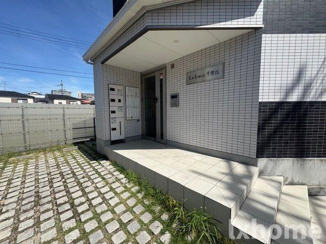 ラルーチェ千里丘のエントランス