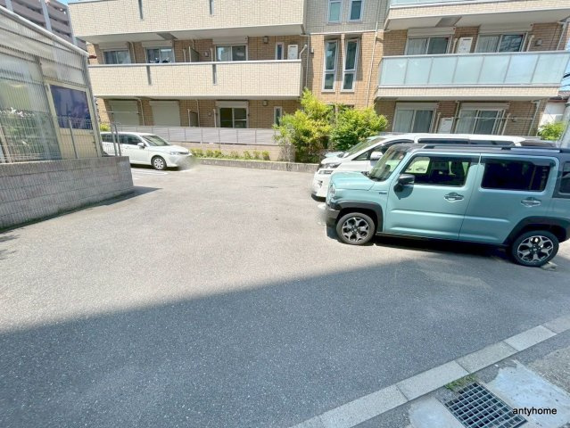 Friend Esakahigashiの駐車場