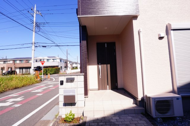 高崎市下之城町　中古一戸建ての玄関|　ポストと一体型のTVモニターホン（2026年３月新品交換）でセキュリティ安心！
