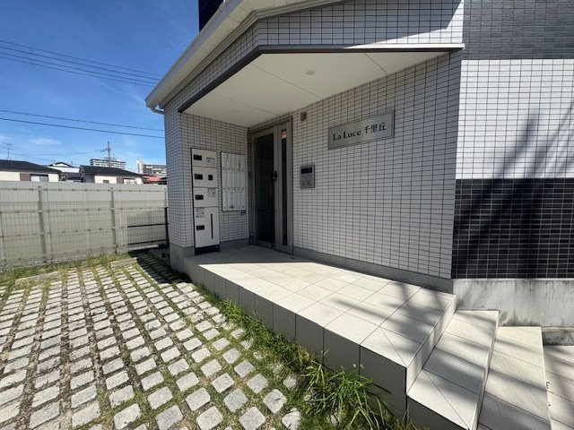 ラルーチェ千里丘のエントランス