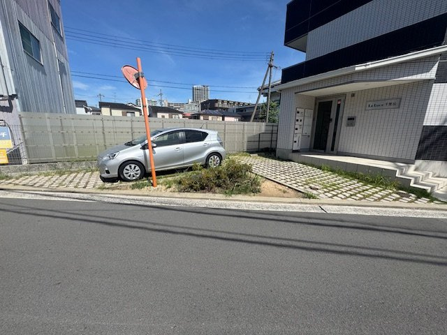 ラルーチェ千里丘の駐車場