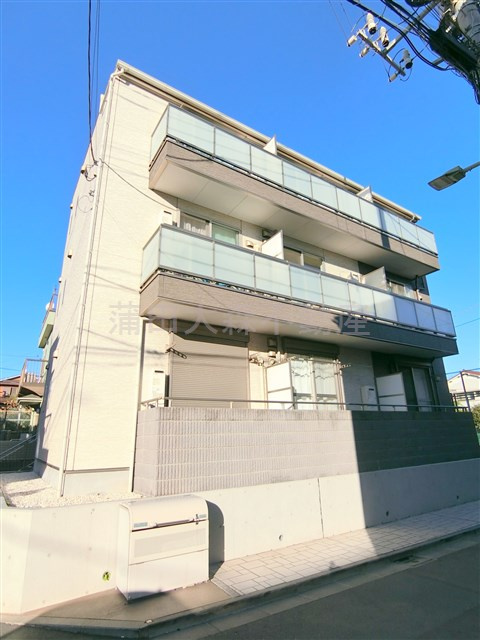 ヴィレッジ羽田の外観|2016年7月築　軽量鉄骨造地上3階建て
東京都大田区羽田3丁目　京急空港線穴守稲荷駅6分