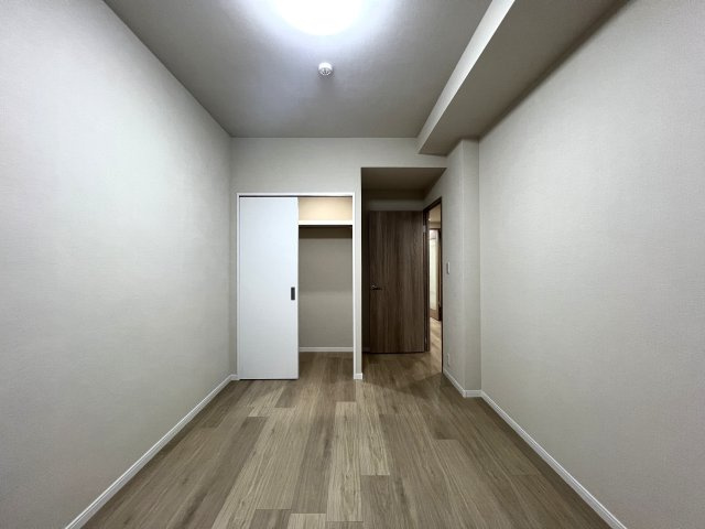 駅が近い・イオンが近い・小学校も近い・役所も近い・管理体制◎・リフォーム済・ペット飼育可◎これ以上言わなくてももうわかりますよね？ネガティブポイントがないってこと！な『パークシティ横濱Ａ棟』リフォームの洋室|使い勝手のいい洋室です