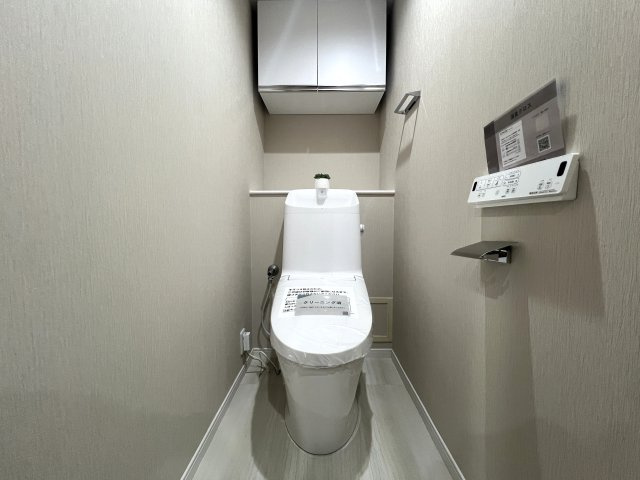 駅が近い・イオンが近い・小学校も近い・役所も近い・管理体制◎・リフォーム済・ペット飼育可◎これ以上言わなくてももうわかりますよね？ネガティブポイントがないってこと！な『パークシティ横濱Ａ棟』リフォームのトイレ|シンプルで使いやすいトイレです
