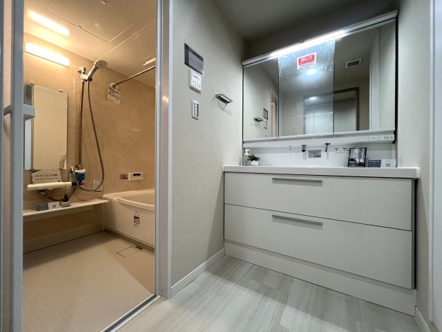 駅が近い・イオンが近い・小学校も近い・役所も近い・管理体制◎・リフォーム済・ペット飼育可◎これ以上言わなくてももうわかりますよね？ネガティブポイントがないってこと！な『パークシティ横濱Ａ棟』リフォームの独立洗面台|独立洗面台、朝の身支度には欠かせません