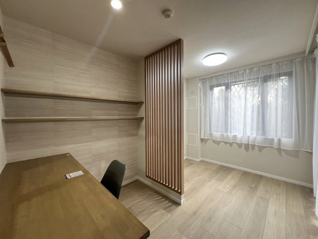 駅が近い・イオンが近い・小学校も近い・役所も近い・管理体制◎・リフォーム済・ペット飼育可◎これ以上言わなくてももうわかりますよね？ネガティブポイントがないってこと！な『パークシティ横濱Ａ棟』リフォームの洋室|ゆったりした洋室です