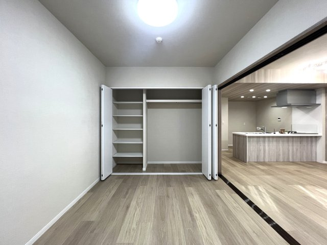 駅が近い・イオンが近い・小学校も近い・役所も近い・管理体制◎・リフォーム済・ペット飼育可◎これ以上言わなくてももうわかりますよね？ネガティブポイントがないってこと！な『パークシティ横濱Ａ棟』リフォームの洋室|個人の部屋や寝室として使える洋室です