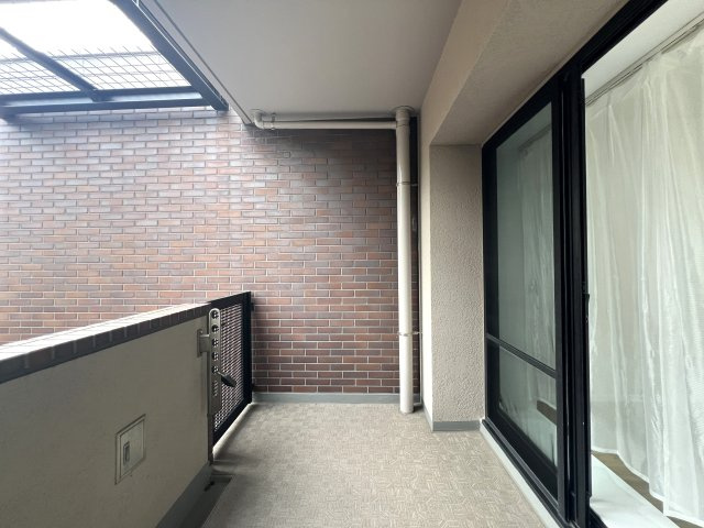 駅が近い・イオンが近い・小学校も近い・役所も近い・管理体制◎・リフォーム済・ペット飼育可◎これ以上言わなくてももうわかりますよね？ネガティブポイントがないってこと！な『パークシティ横濱Ａ棟』リフォームのバルコニー|外からの目が気にならないバルコニーで洗濯物が干せます