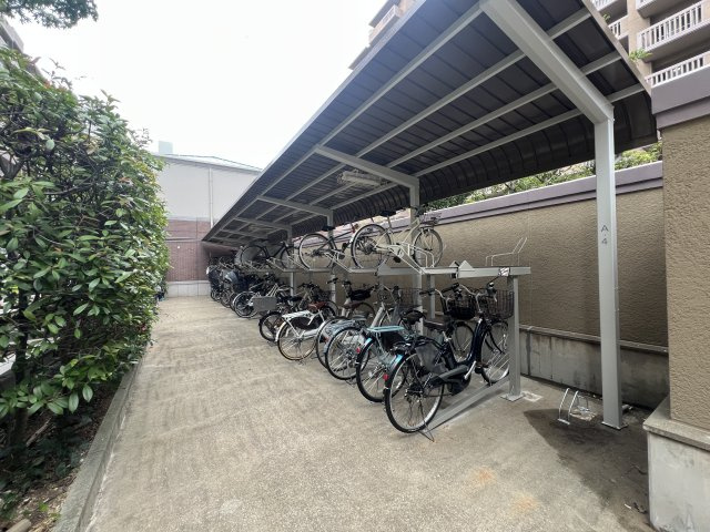 駅が近い・イオンが近い・小学校も近い・役所も近い・管理体制◎・リフォーム済・ペット飼育可◎これ以上言わなくてももうわかりますよね？ネガティブポイントがないってこと！な『パークシティ横濱Ａ棟』リフォームの駐輪場