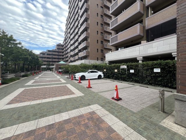 駅が近い・イオンが近い・小学校も近い・役所も近い・管理体制◎・リフォーム済・ペット飼育可◎これ以上言わなくてももうわかりますよね？ネガティブポイントがないってこと！な『パークシティ横濱Ａ棟』リフォームの駐車場