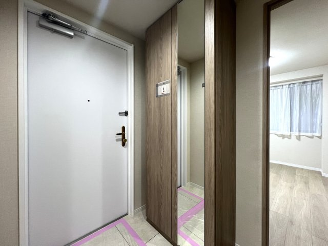 駅が近い・イオンが近い・小学校も近い・役所も近い・管理体制◎・リフォーム済・ペット飼育可◎これ以上言わなくてももうわかりますよね？ネガティブポイントがないってこと！な『パークシティ横濱Ａ棟』リフォームの玄関|収納もある玄関です