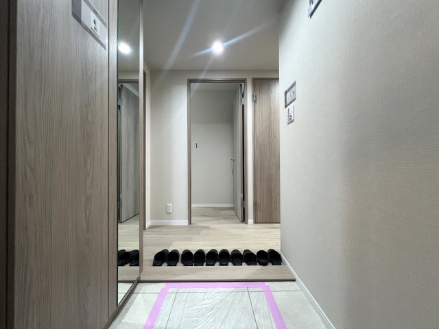 駅が近い・イオンが近い・小学校も近い・役所も近い・管理体制◎・リフォーム済・ペット飼育可◎これ以上言わなくてももうわかりますよね？ネガティブポイントがないってこと！な『パークシティ横濱Ａ棟』リフォームの玄関|明るい玄関です