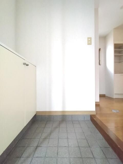 せせらぎパークサイドの玄関|明るい玄関です