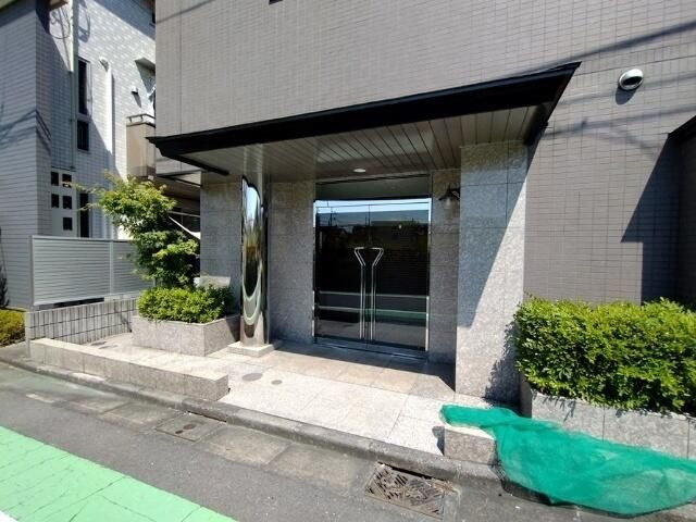 せせらぎパークサイドのエントランス|落ち着いたエントランスです