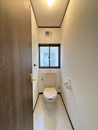 【トイレ】 | ピアヒルズ | 窓のあるトイレで換気もOK☆嫌なニオイがこもりません♪1階・2階両方にトイレがあるのがうれしいですよね♪