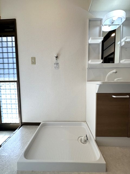 【設備】 | ピアヒルズ | 洗面所にある室内洗濯機置き場です♪防水パンが付いているので万が一の漏水にも安心です！