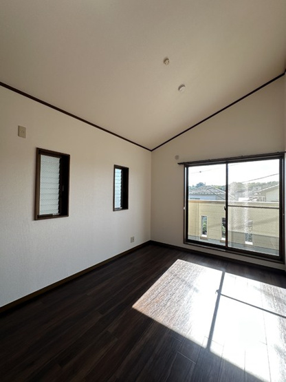 【寝室】 | ピアヒルズ | ※参考写真※南西向き洋室6帖(間取図2階右下)☆バルコニーに繋がる二面採光のお部屋です☆洋室のお部屋は毎日のお手入れもラクラクできちゃいます！