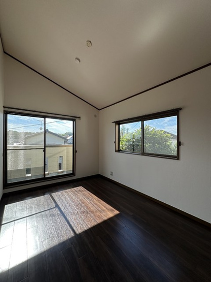 【洋室】 | ピアヒルズ | ※参考写真※南西向き洋室6帖(間取図2階右下)☆窓側からの眺めです☆子供部屋や書斎など多用途に使えそうなお部屋です♪クローゼットを完備しています♪