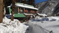 山のなかの静かなアパートの画像