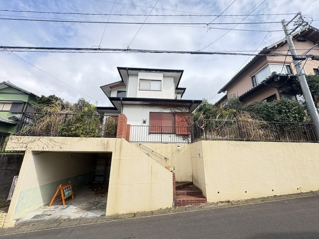 売土地　三島市芙蓉台３丁目の外観|建物付きの現況渡しとなります。現地見学や詳細については、お気軽にお問い合わせください。