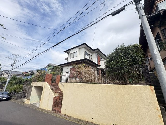 売土地　三島市芙蓉台３丁目の外観|道路から一段高い位置にあり、開放感のある土地です。既存の擁壁や階段が特徴的な敷地です。
