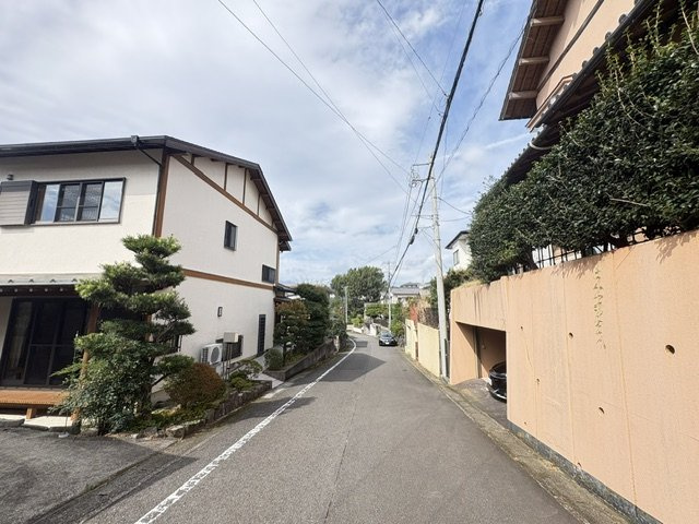 売土地　三島市芙蓉台３丁目の周辺|前面道路は幅にゆとりがあり、車の出入りもしやすい立地です。
