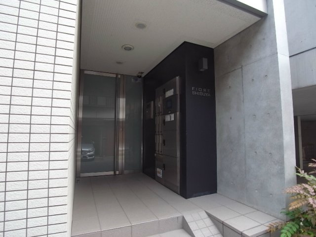 FIORE SHIBUYAのエントランス|毎日通るエントランスはこのようになっています