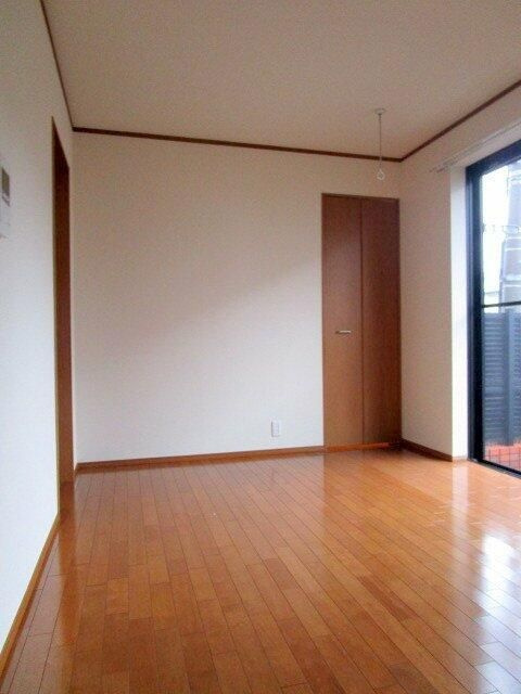 メゾン下北沢の寝室|広くて明るい寝室
