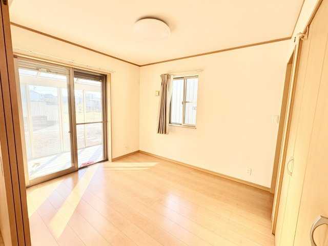 売中古戸建　駿河区西島の洋室|1階リビング隣の洋室。サンルームへ出られます。洗面所からの導線も近いので洗濯がはかどります。