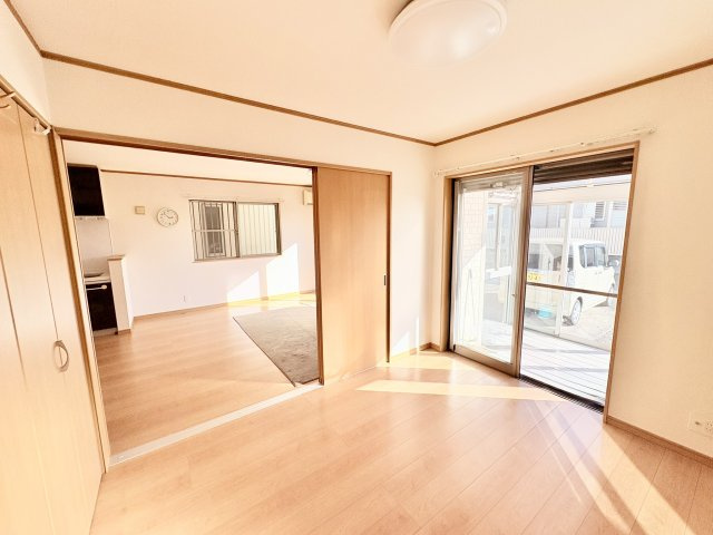 売中古戸建　駿河区西島の洋室|1階リビング隣の洋室。締めて使えば客間として。扉を開けて活用すれば広々としたLDKにもなります！