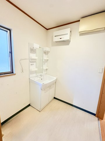 売中古戸建　駿河区西島の独立洗面台|脱衣スペースも広いのが嬉しいですね♪